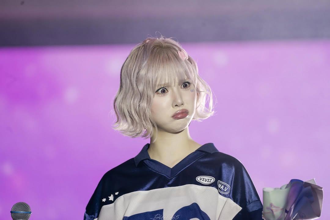 I wanna know what Eunha saw on the banner lol 😂