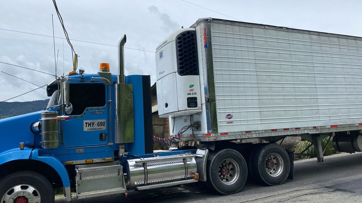 En la noche del sábado fueron hurtados éstos dos vehículos de un parqueadero del anillo vial de Bucaramanga. Informan que los cabezotes van vía a la costa. Agradecemos informar a las autoridades si los ven #hurto #NoMasDelincuencia