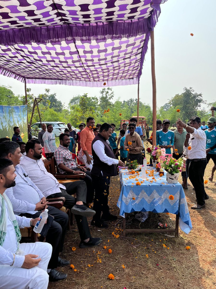 આજરોજ માંડવી તાલુકાના લાખગામ ખાતે આયોજિત ફૂટબોલ ટુર્નામેન્ટનો શુભારંભ કરાવ્યો તેમજ આયોજકો તથા સૌ યુવા ખેલાડીઓને શુભકામનાઓ પાઠવી તેમને પ્રોત્સાહિત કર્યા.