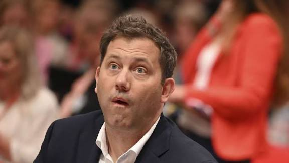 Was hätte Helmut Schmidt zu diesem Typen gesagt? Ein Mann ohne Lebensleistung, Kompetenz und mit Antifa-Vergangenheit ist unser Vizekanzler? Selbstverständlich kann so ein Typ kein ECHTES Selbstbewusstsein haben, weil er ja WEISS, dass er nix kann.