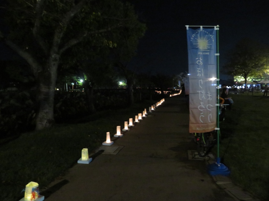 Tokatsu_Hosa's tweet image. 例年、この時期に、佐賀城南濠で開催される「おほり灯ろうまつり」。地元(赤松地区)の方々の企画と思う。
天候は下り坂と聞いていたが、無事に開催された。意外と日没が早まっていたようで、あっと言う間に、周辺は暗くなってしまった。次に続く→