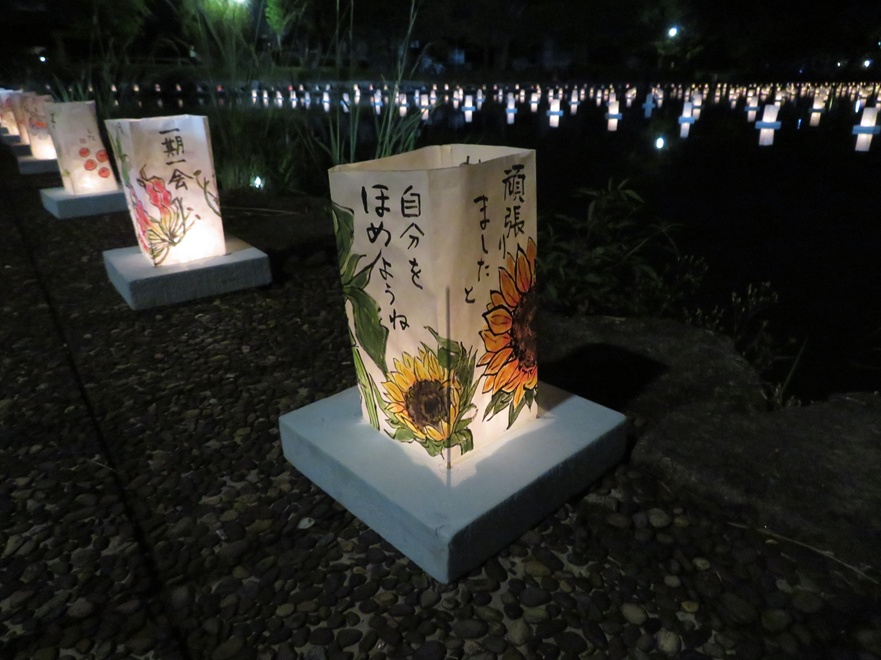 Tokatsu_Hosa's tweet image. 例年、この時期に、佐賀城南濠で開催される「おほり灯ろうまつり」。地元(赤松地区)の方々の企画と思う。
天候は下り坂と聞いていたが、無事に開催された。意外と日没が早まっていたようで、あっと言う間に、周辺は暗くなってしまった。次に続く→