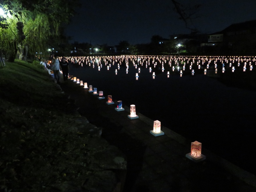 Tokatsu_Hosa's tweet image. 例年、この時期に、佐賀城南濠で開催される「おほり灯ろうまつり」。地元(赤松地区)の方々の企画と思う。
天候は下り坂と聞いていたが、無事に開催された。意外と日没が早まっていたようで、あっと言う間に、周辺は暗くなってしまった。次に続く→