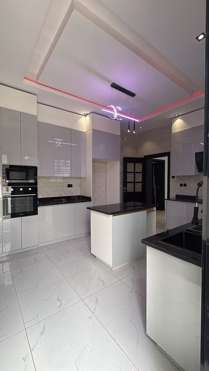 Hon_Jesugbemi's tweet image. Going for ₦35 Million!!!
📍 Carlton Gate Estate, GRA Akobo, Ibadan.