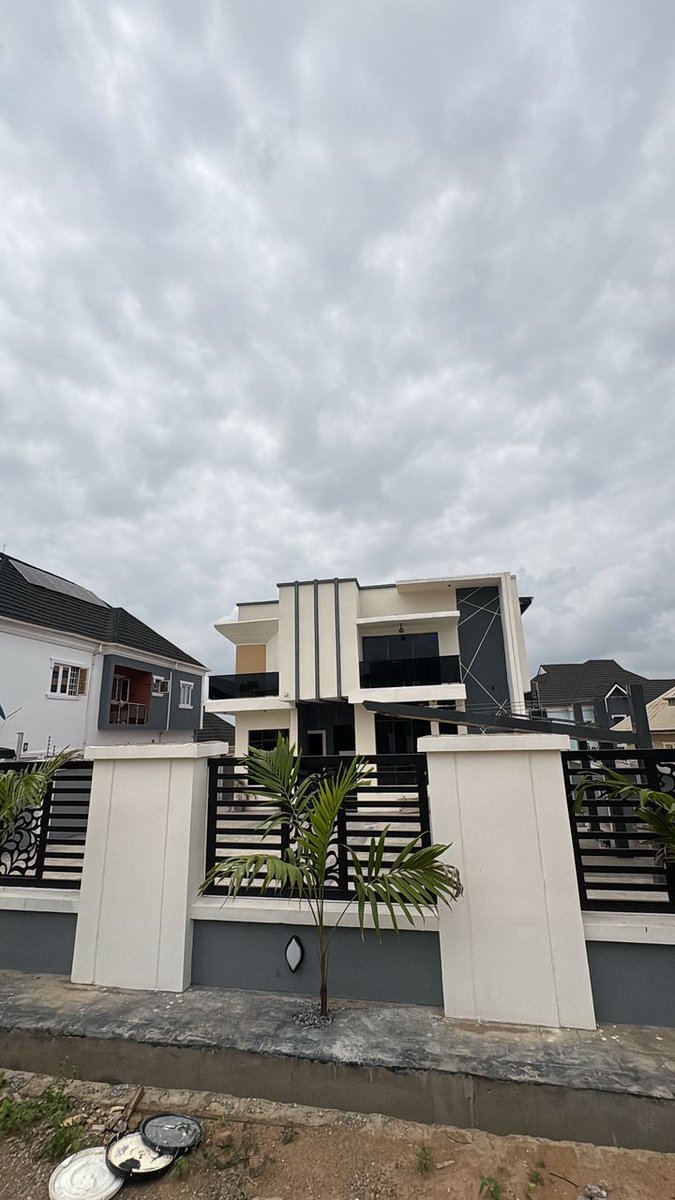 Hon_Jesugbemi's tweet image. Going for ₦35 Million!!!
📍 Carlton Gate Estate, GRA Akobo, Ibadan.