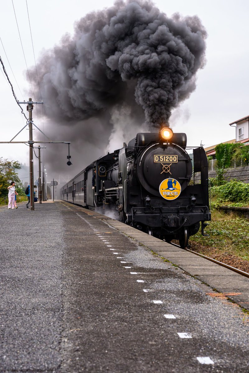yuanshango70785's tweet image. 島根での撮影の仕事の帰りにSLやまぐち号を撮影しました。なんとか間に合って良かった。      #Nikon   #私とNikonで見た世界   #Z6Ⅲ   #Z24-70f2.8Ⅱ   #SLやまぐち号   #徳佐駅   #yasuakitooyama