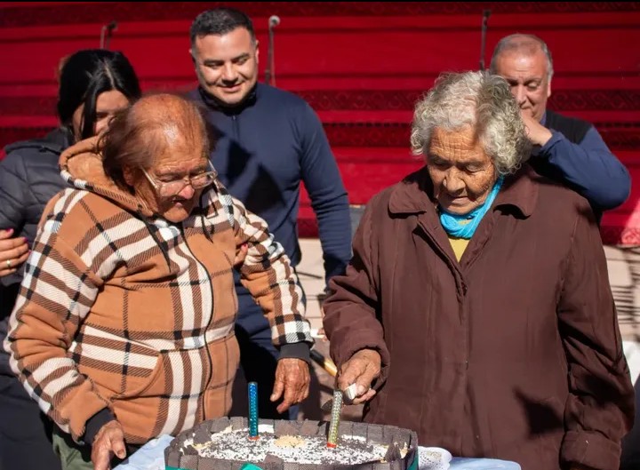 Ellas son indescriptibles. Son refugio, consuelo, seguridad, amor, hogar, esperanza. Todas las profesiones juntas se resumen en mamá, porque ellas todo lo pueden. 
#FelizDíaDeLaMadre, que Dios las bendiga y disfruten de este domingo especial 🤱🏻💓🤰🏻💐