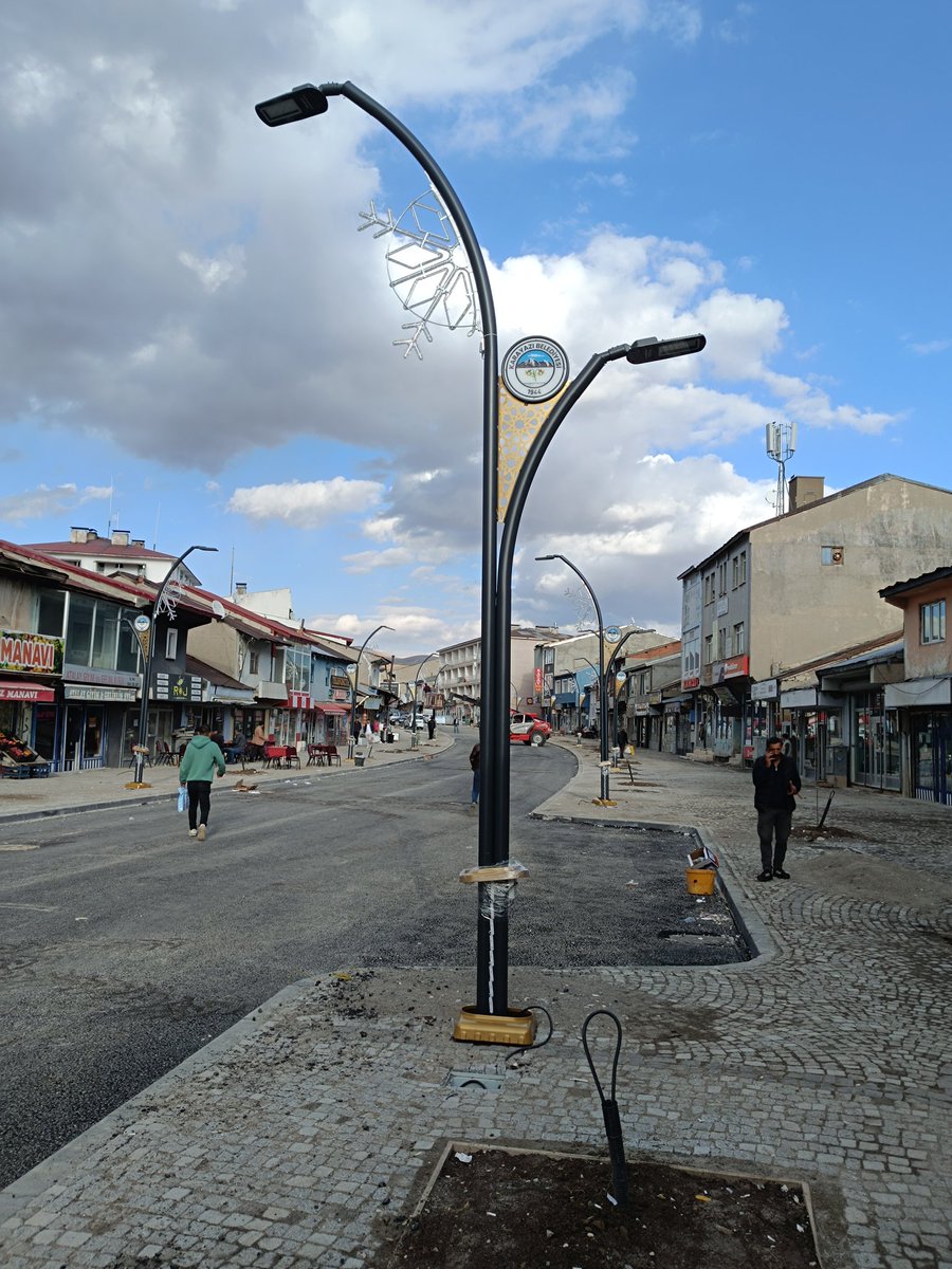 Daha huzurlu,sakin ve Ailece gezilebilecek bir cadde için, Prestij Caddemizin Aydınlatma direklerinin montalama işlemleri yapılmaya başlandı.İlçemize Hayırlı olsun.
Bahar GÖKSU 
Karayazı Belediyesi Eşbaşkanı