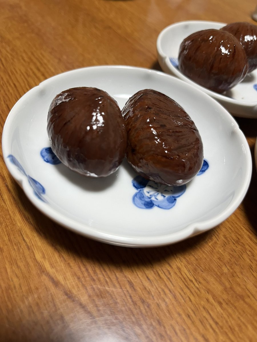 CekdU7HSfO09D74's tweet image. おやつの時間
こんばんは😊
北九州の今は雨。
朝は寒くて毛布が恋しくなりました。
昼間は曇り。ディズニーパレードで盛り上がった北九州。雨が夜で良かったぁ。
おやつは母特製栗の渋皮煮、妹の三重土産、駄菓子。
母の渋皮煮、甘さ控えめだけどしっかり味が染み込んで美味しい😋
良い週末でした💕