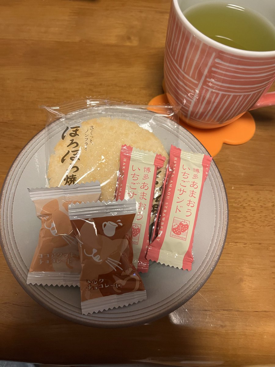 CekdU7HSfO09D74's tweet image. おやつの時間
こんばんは😊
北九州の今は雨。
朝は寒くて毛布が恋しくなりました。
昼間は曇り。ディズニーパレードで盛り上がった北九州。雨が夜で良かったぁ。
おやつは母特製栗の渋皮煮、妹の三重土産、駄菓子。
母の渋皮煮、甘さ控えめだけどしっかり味が染み込んで美味しい😋
良い週末でした💕