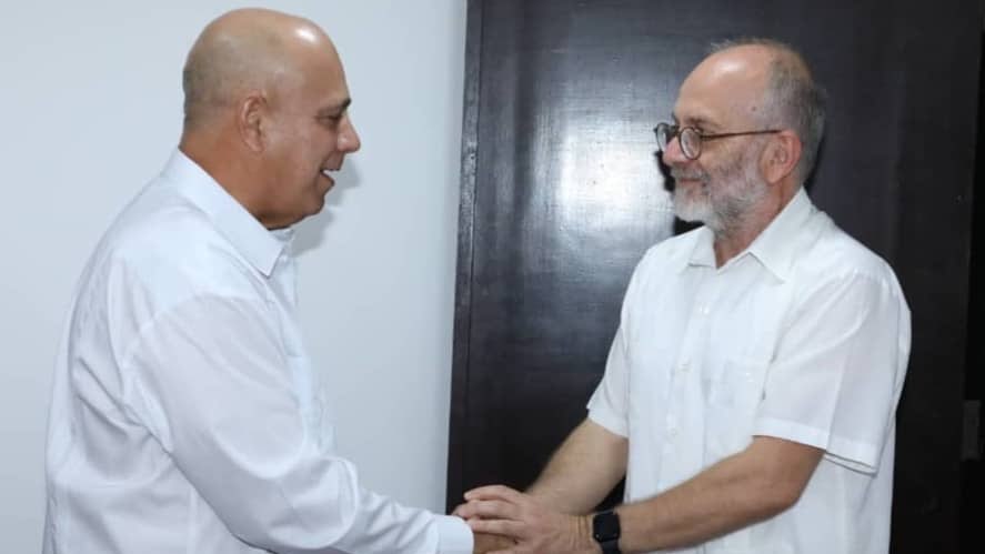 Küba Komünist Partisi (KKP) ile uzun yıllara dayanan kardeşçe ilişkilerimiz iki parti arasında imzalanan işbirliği protokolü ile bir kez daha pekişti. TKP Genel Sekreteri Kemal Okuyan ve KKP Siyasi Büro Üyesi ve Merkez Komite Örgüt Sekreteri Roberto Morales Ojeda tarafından