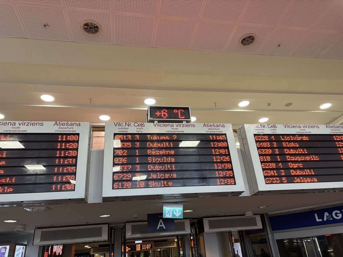 今日は天気がいいので、昨日タクシーの兄ちゃんにオススメしてもらったSiguldaまで電車に乗って行ってきます🚃ローカルの人も秋といえばここに行くオススメ紅葉スポットらしい🍁
温度表示にプラスが表示されているあたり、これからの季節マイナスが出てくるのだろうと思われる