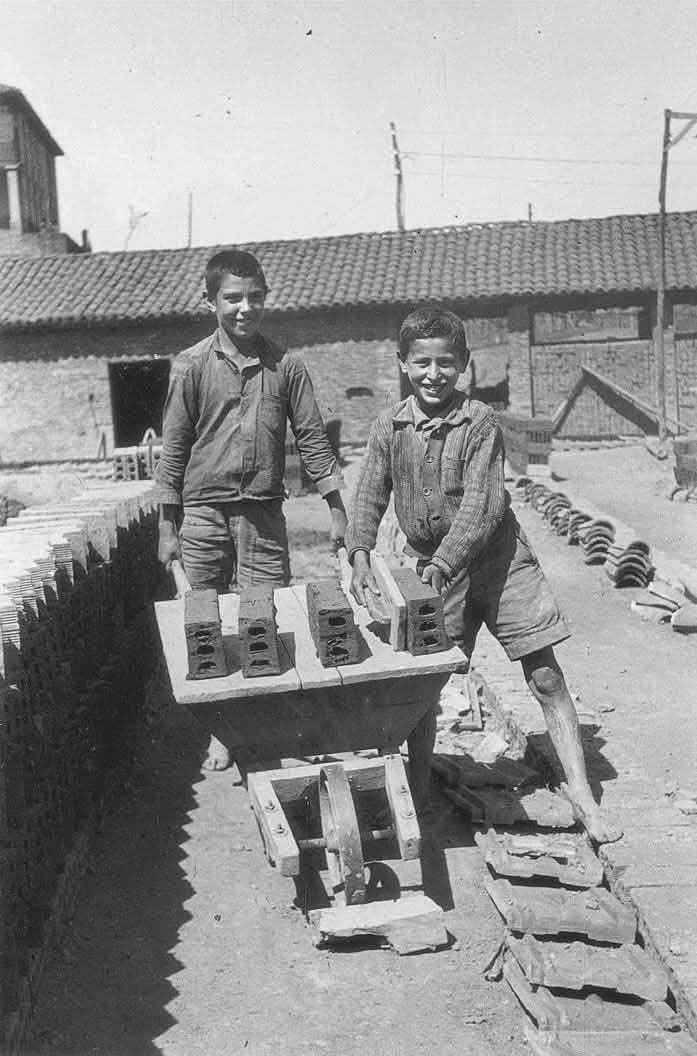 Para los jóvenes que creen que con Franco se vivía mejor y que piensan votar a VOX, aquí os dejo esta foto. Así es como los niños estudiaban antes Conocimiento del Medio. 10 horas al día...