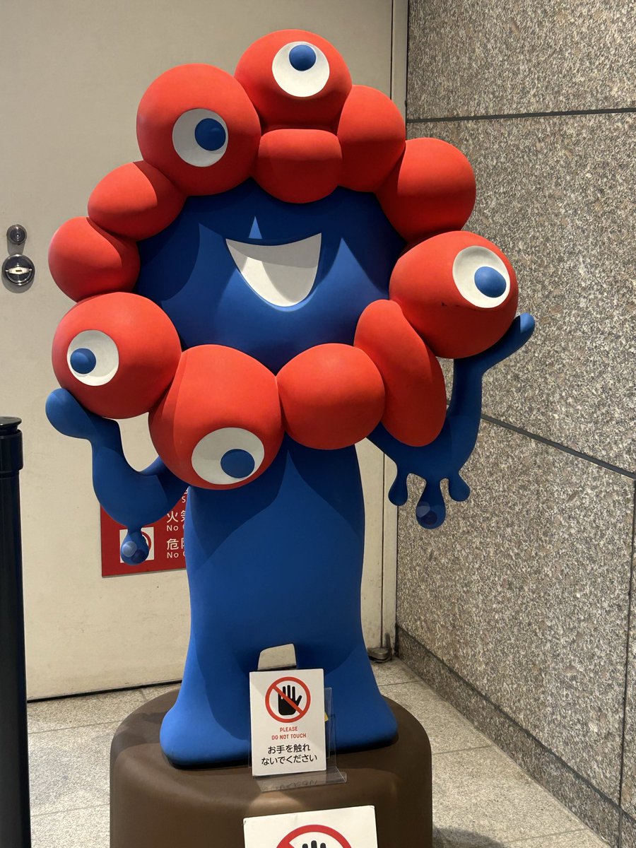東京駅の丸善でミャクミャクグッズ売ってるの知って、ちょうど買い物来たから寄ったら300人くらい並んでて心折れて写真だけ撮って帰ってきた😇
人気凄すぎ…