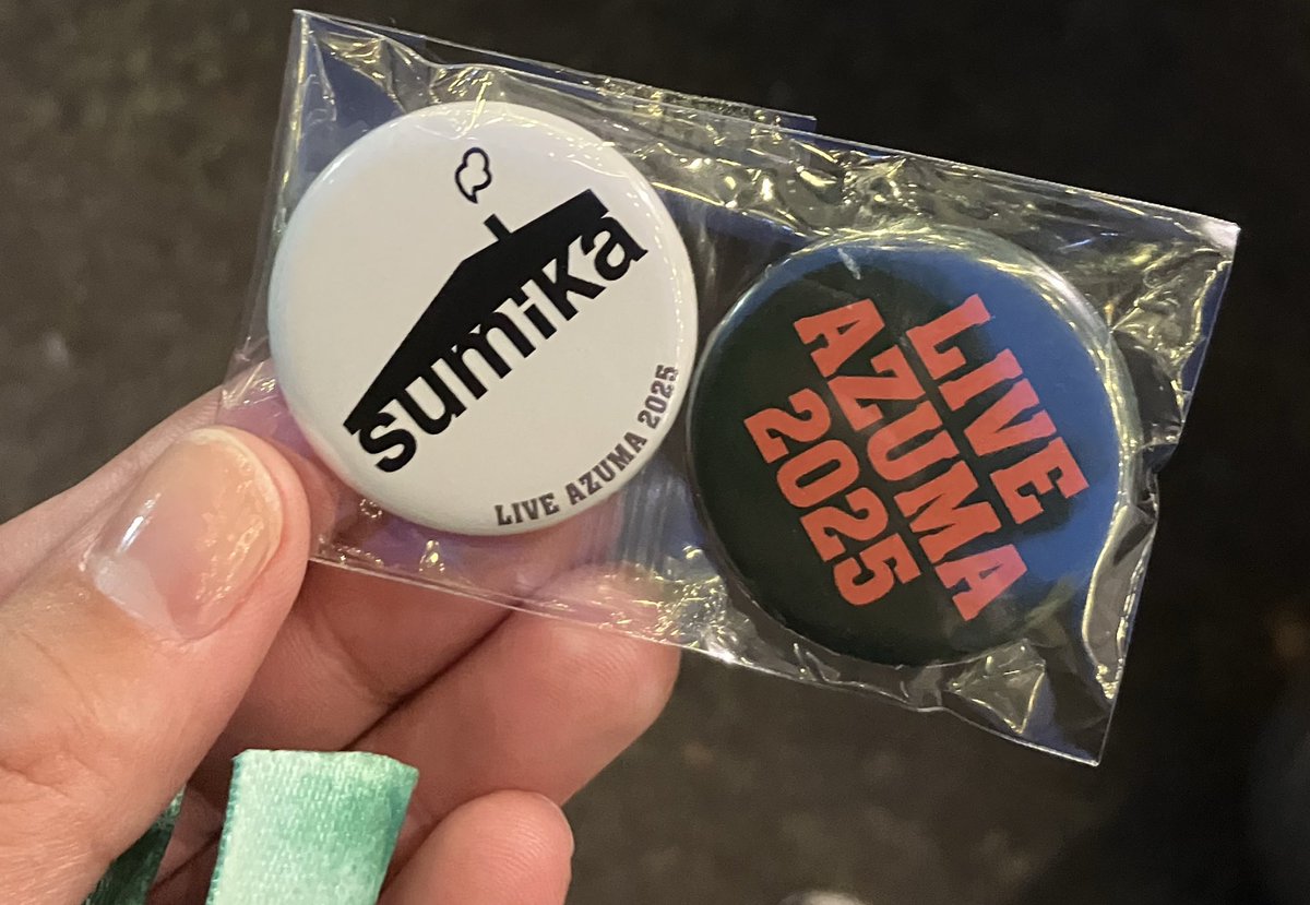 lasfkd0218's tweet photo. ライブアズマに来ているのだけど、ガチャで当日出演アーティストの缶バッチあるけどsumika出るのは厳し過ぎると思ってたら、一緒に行った人が引き当ててくれた😭ありがとう😭 https://t.co/fe5wCAGGje