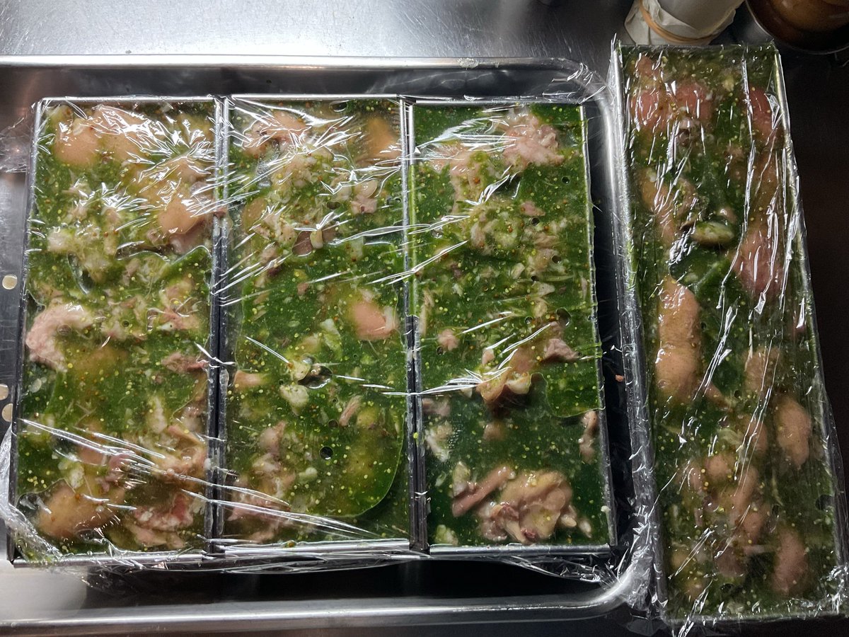 豚スネとパセリのテリーヌです。
１８年前にブルゴーニュの人達が、これをジャンボンペルシエと読んでくれたのが嬉しくて作り続けています。

どこまで行っても私は、白米・味噌汁で育った日本人です。
そんな私のフランス料理を、懐かしいと言ってくれたフランス人達が居たからブレずに居られました。