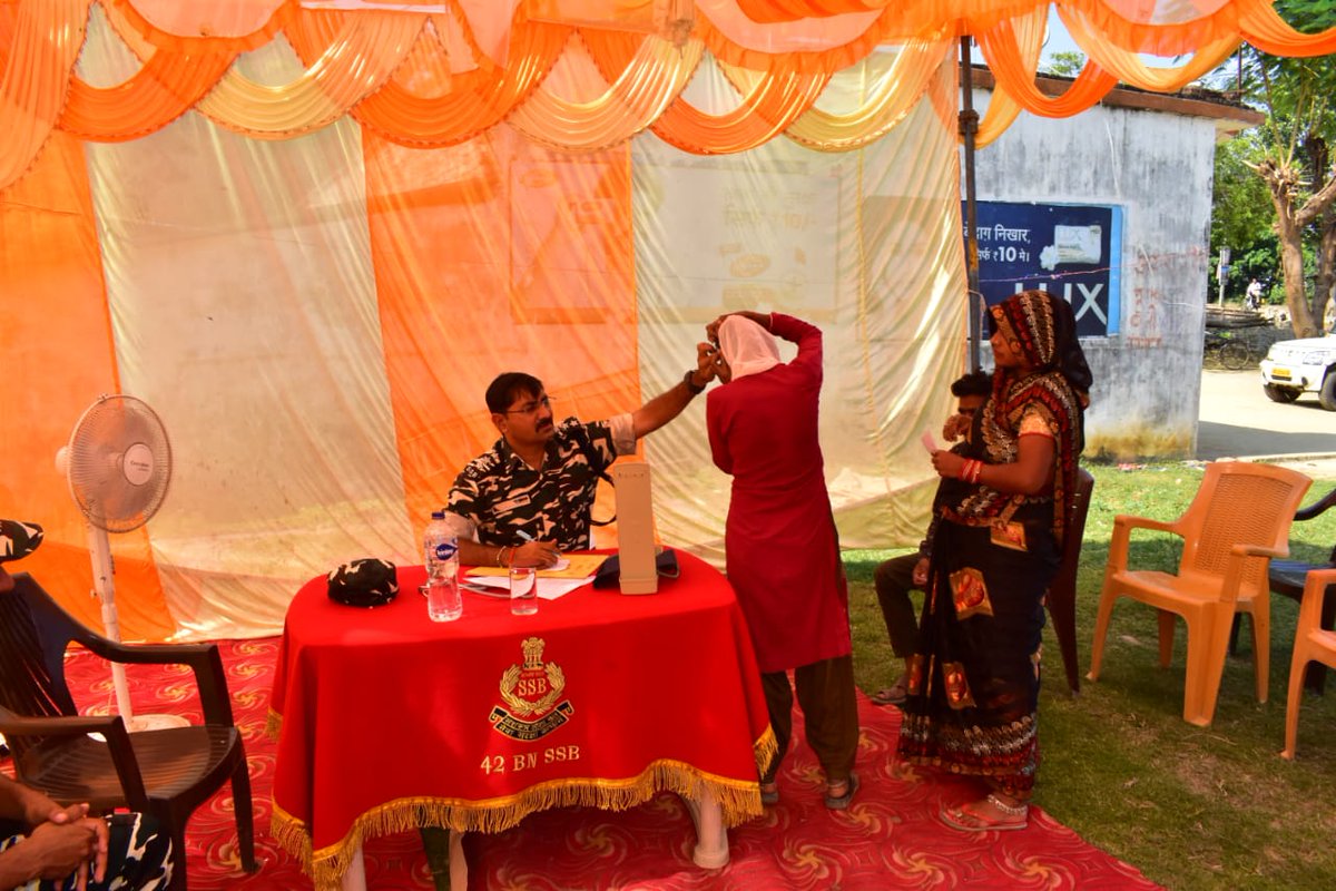 42bnssb_INDIA's tweet image. #MCAProgramme के तहत गांव कलकलवा (E Coy Kodia) में निःशुल्क चिकित्सा शिविर आयोजित कर 119 मरीजों को उपचार प्रदान किया गया।
सीमाओं की सुरक्षा के साथ जनता की सेवा भी हमारा धर्म है 🇮🇳
#SSB #SevaParmoDharmah #MedicalCamp #Welfare #NationFirst
@SSB_INDIA
@SSBFTRLUCKNOW