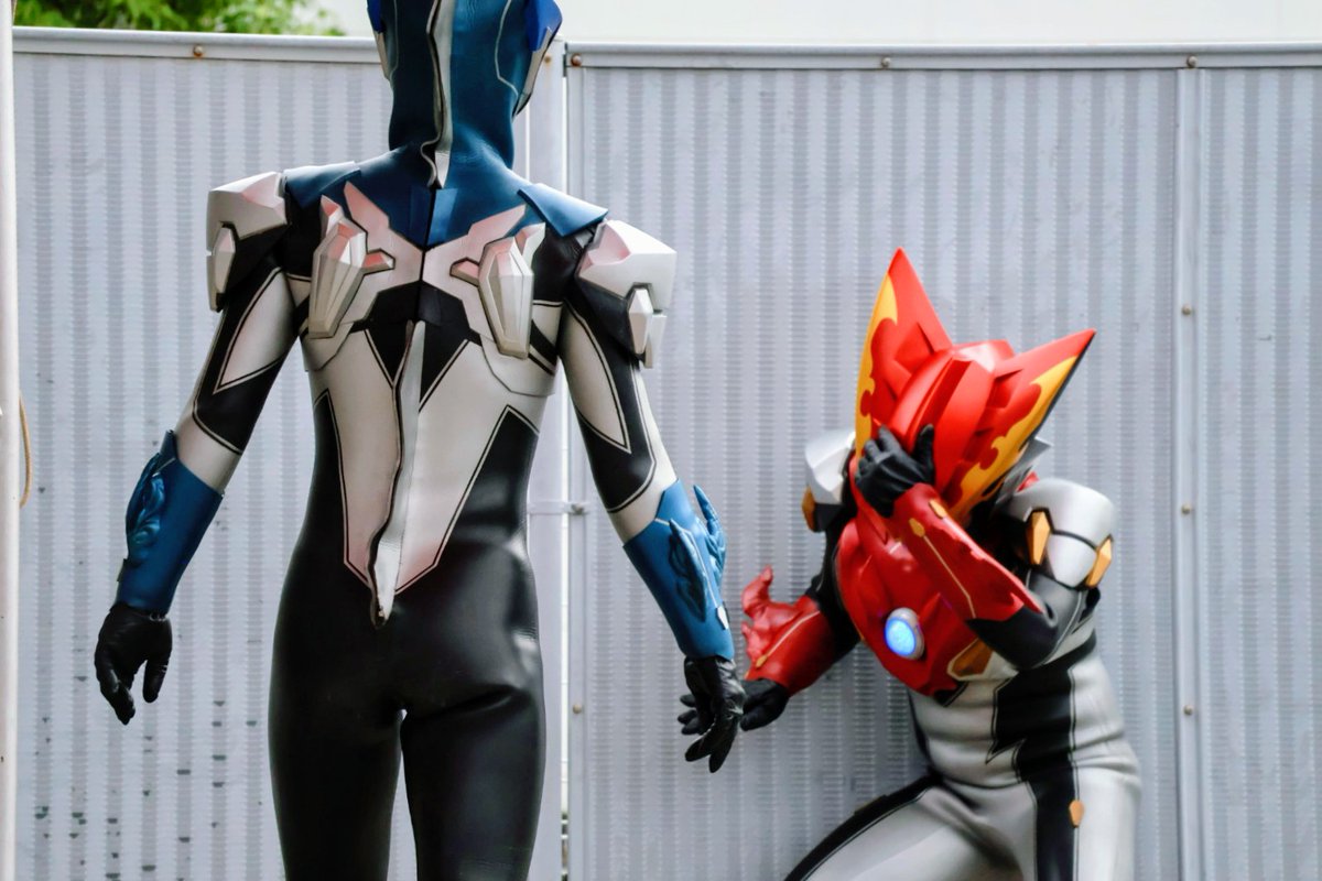 おんぶしたのに降り落ちた衝撃で頭ぶつけたロッソ

#ウルトラマンロッソ
#ウルトラマンブル