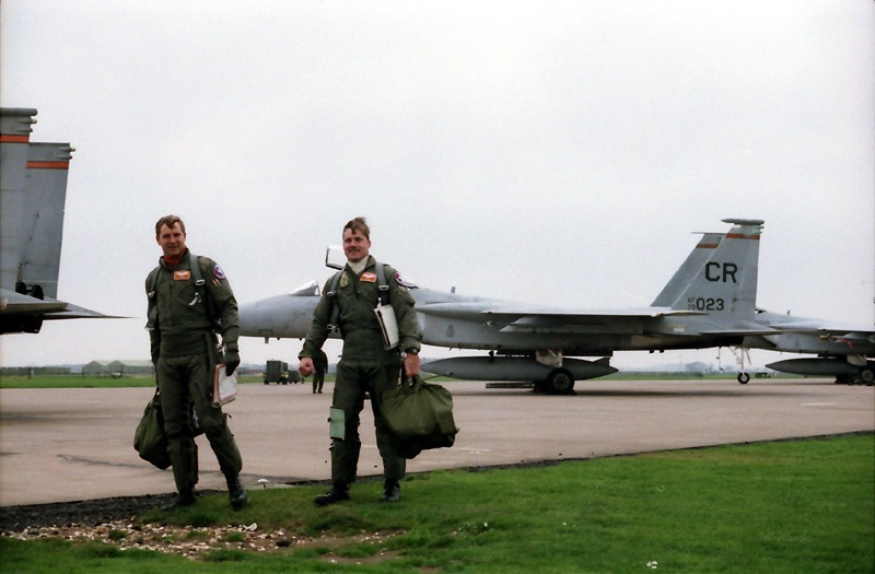 Charlie Shugg (left) and Mark McKinnon (right) 32 TFS Wolfhounds during the TDY to RAF Binbrook Dec 1986 tangling with the British Lightnings. check out Eagle Country @ skytrailer.nl #F15 #USAF