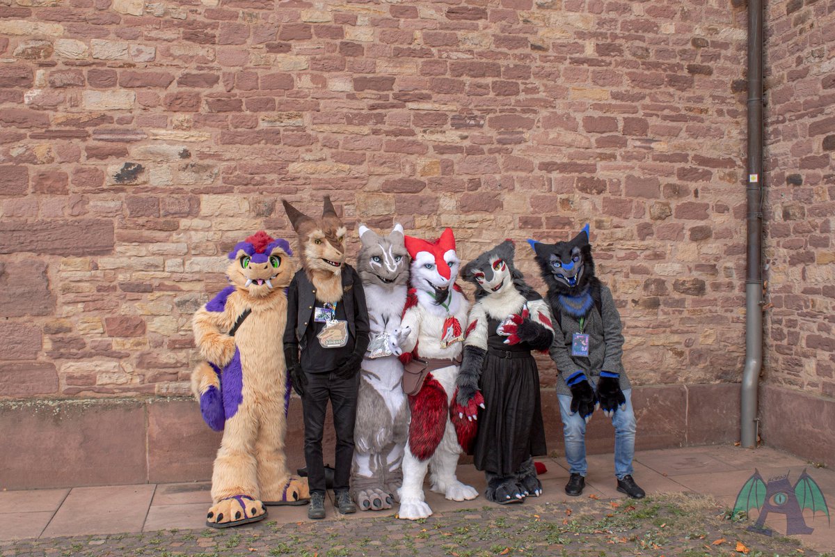 Had alot of fun yesterday at the suitwalk in Karlsruhe. We also made a sergal groupphoto :D

With Nigosh, Shzeros <a href="/KiesellDave/">Kiesell🇩🇪🇵🇱</a>  myself <a href="/ShezaTheSergal/">Sheza (same @ on bsky!) inactive here</a> and Tron

📸 <a href="/Arcvaal/">@arcvaal.bsky.social</a>
