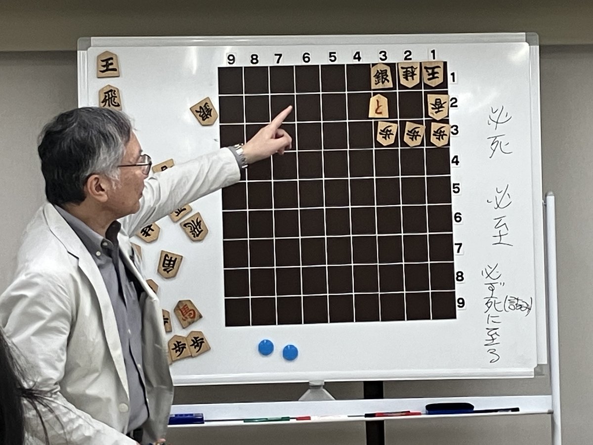必死のパターンを５つに分類したのは金子先生の大きな功績。これで、必死かどうかを判別しやすくなりましたし、必死への道筋が格段に考えやすくなりました。

画像は必死のパターンその３「受ける場所なし」。
なるほど、確かに必死だ😊

玉方の駒のどれか一つでもなければ受かるのが面白いところ。
