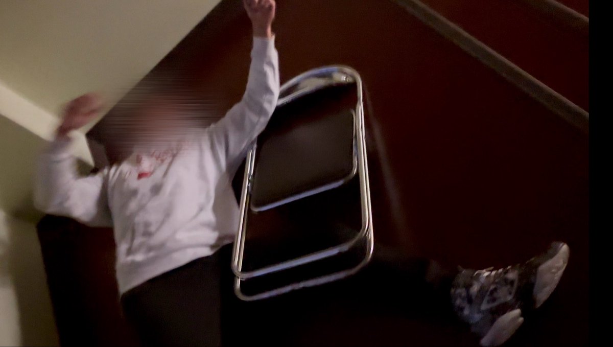 【緊急🚨】
セコンドに行こうと思っていたら階段で襲撃されました､､､

自分のマスクを被ってこんな悪さをするなんて許せません！😡
#NJPW #njroad