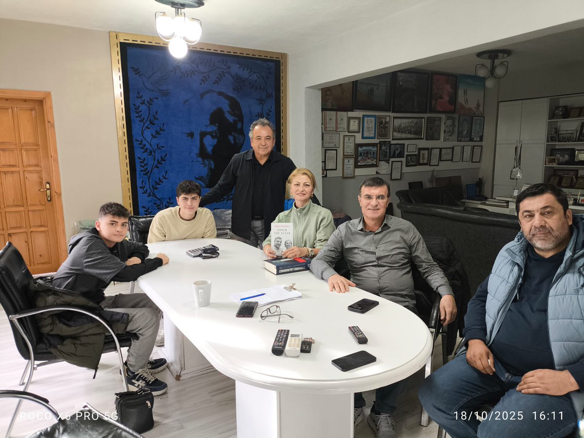 Sevgili dostumuzun Uşak’taki misafiri olduk. Rahmetli oğlunun adına açtığı okulu, derin bir duygu yoğunluğu içinde ziyaret ettik. Bizleri evlerinde ağırlayan kıymetli dostumuza, değerli eşine ve sevgili kızları Bahar’a misafirperverlikleri için içtenlikle teşekkür ederiz