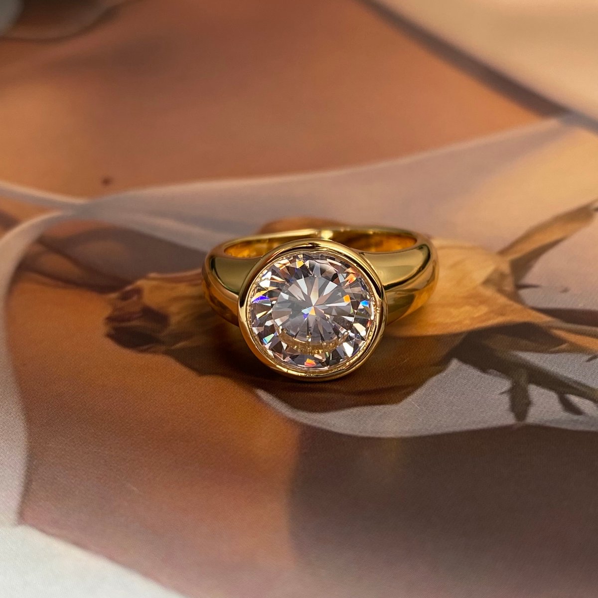sayabling's tweet image. Keep it simple. Keep it radiant. Let this ring be the centerpiece of your forever. ✨

Learn more sayabling.store/42Mi86K

#WhiteSapphire #EngagementRing #RoundCut #WideBandRing #MinimalistLuxury #SayaBling