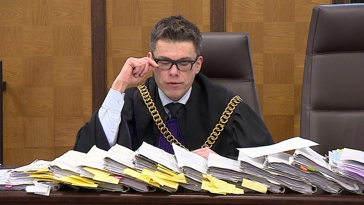 Ktoś odwrócił sens pojęć. Tak naprawdę po lewej jest  niezawisły sędzia, a po prawej polityczny neo sędzia.