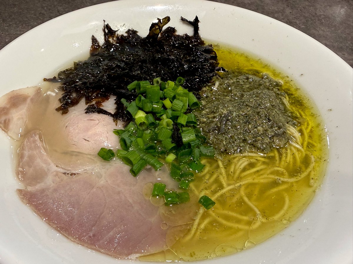 夜ご飯は牡蠣塩ラーメン
ŧ‹"ŧ‹"ŧ‹"(๑´ㅂ`๑)ŧ‹"ŧ‹" ŧ‹"
磯の香り濃厚♫
牡蠣のアヒージョ乗ってる
麺も細麺で美味しいね♫