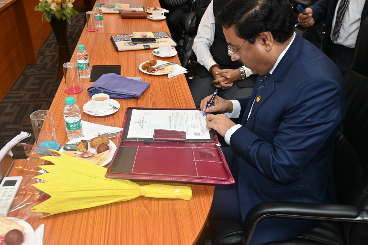 IITPAT's tweet photo. IIT Patna & Amity University Patna signed an MoU on Oct 17, 2025, under UGC’s #MMTTP to strengthen faculty development & academic excellence in line with #NEP2020.
🤝 Signed by Prof. T.N. Singh (IITP) & Prof. Vivekanand Pandey (Amity), in the presence of senior faculty. https://t.co/gSuhHMk5y0