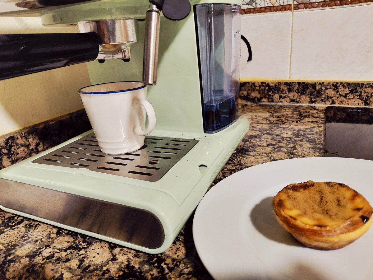 Bom dia, comienzo de dia con un pingado y un pasteis de nata de 
#mantegueira que esta impresionante, saudade de #Lisboa ❤️🇵🇹