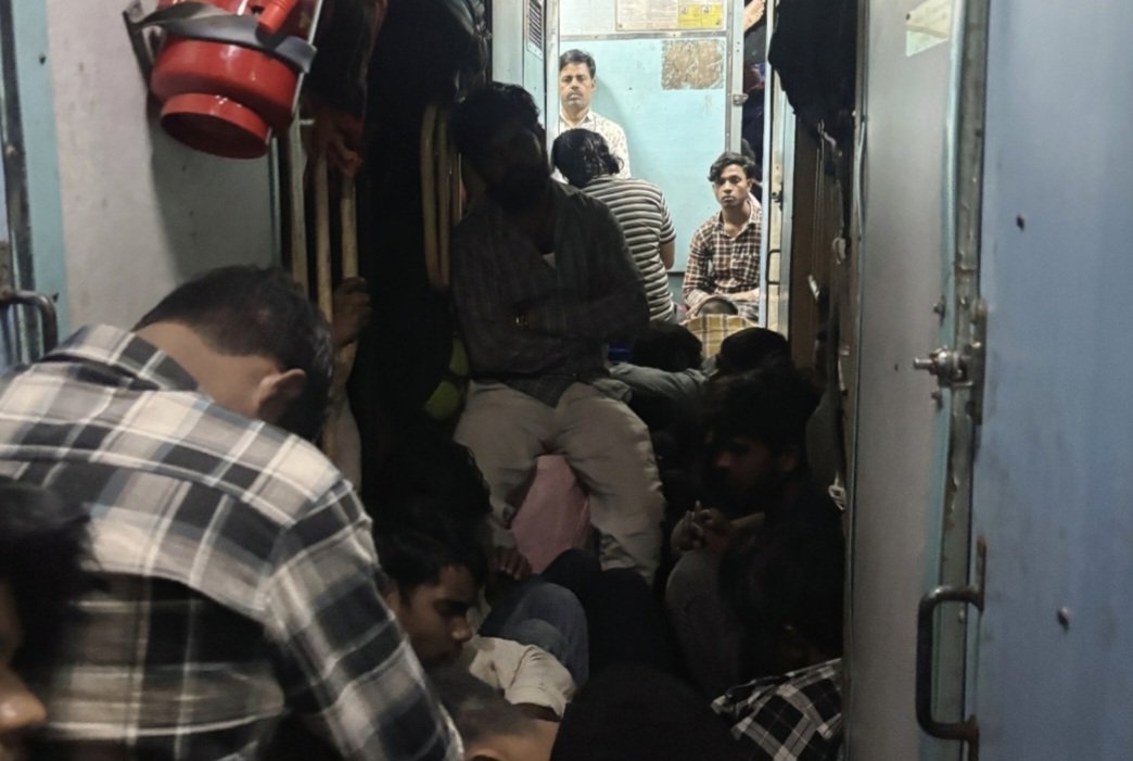 vinikkohli's tweet image. No risk at all.

Blankets are chakackak.

The food containers are washed and used.

No dearth of company, mast gardi, gaate gungunaate jaana.

UPI dekh lena, chalta ho warna ghadi tyagni pad jayegi.

Otherwise, no issues.

Aapki yatra mangalmay ho!

#IRCTC