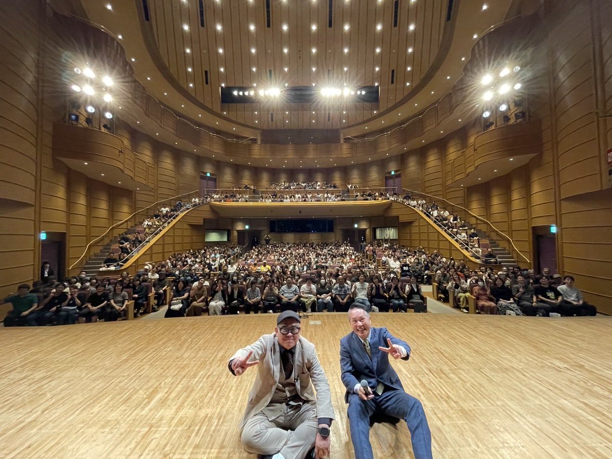 hyodo1313's tweet photo. おしゃべり大好き。宮崎公演が終わりました！

満員のお客さんに感謝！

楽しかった！

また、長々やってもうた！

終演後に、チキン南蛮弁当を食べました！

美味しかった…で即戻り。

来年はゆっくり来たいです！

次は名古屋公演・2デイズ！

チケットあります！

お願いします！

#おしゃだい https://t.co/IdsJiYigvk