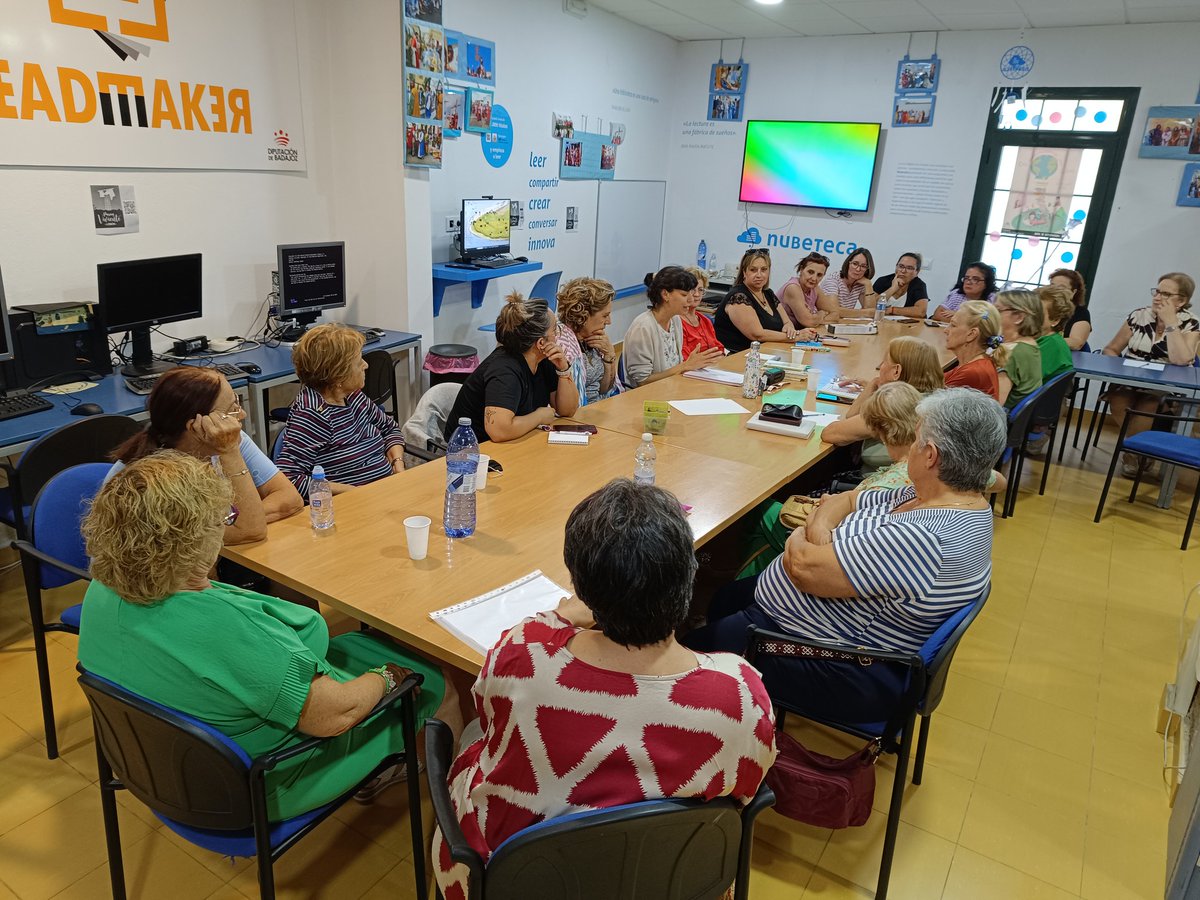DipdeBadajoz's tweet photo. ✍️ Escribir sana. No hay mejor terapia que ordenar las emociones y darles sentido en forma de frases.

Por eso Nubeteca organiza el proyecto "Emociones Nubeteca", un taller de escritura terapéutica en el que participan 11 bibliotecas y unas 400 personas.

➕ℹ️ https://t.co/IPDa3LlTPU
🌐 #ODS4