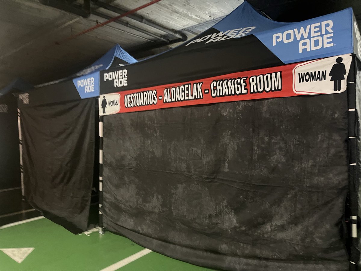 RaquelGlezDiez's tweet image. Ayer #Bilbao celebraba su famosa maratón nocturna 

Todo un acontecimiento con cada año más participantes y mas éxito!

Yo pude participar con una asociación como voluntaria. Experiencia maravillosa (pelin agotadora🤪)que te permite conocer corredores y ver el montaje por dentro