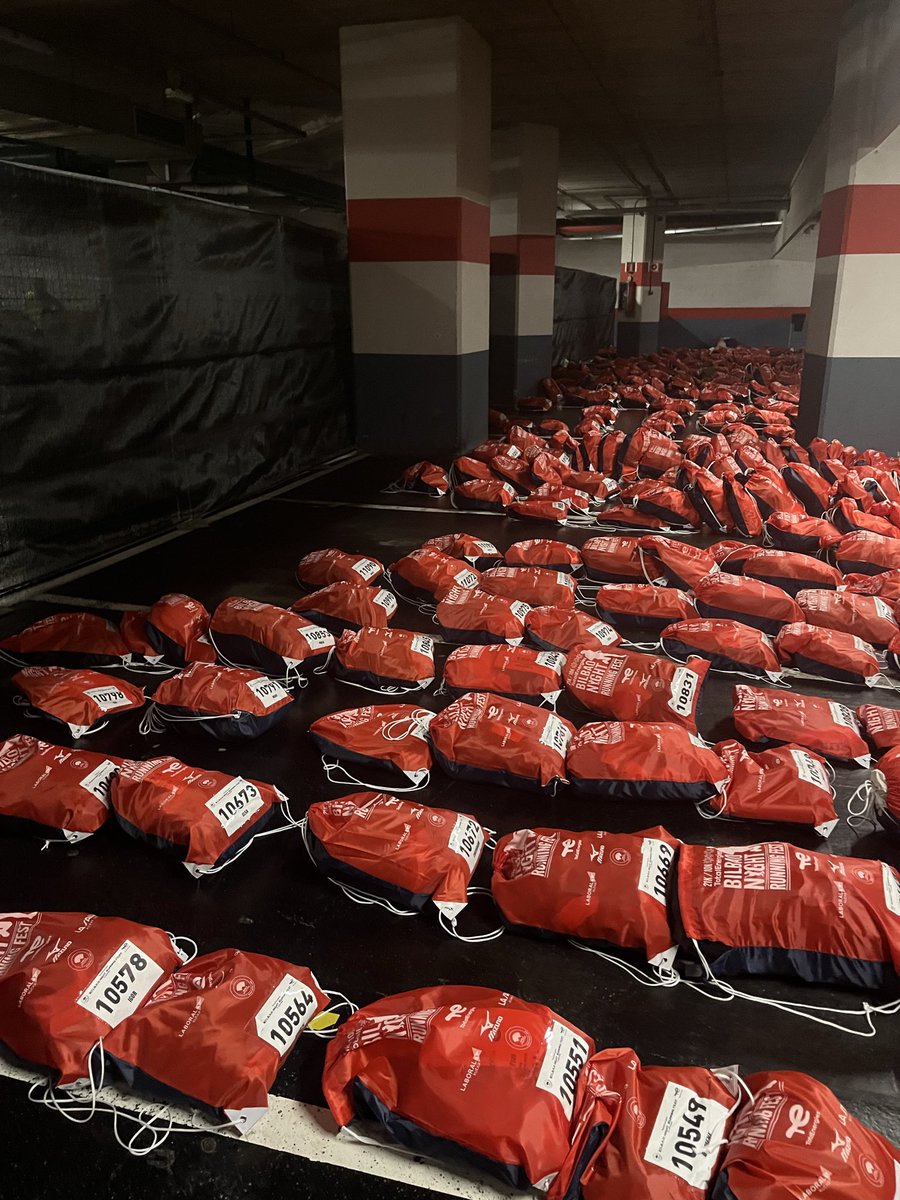 RaquelGlezDiez's tweet image. Ayer #Bilbao celebraba su famosa maratón nocturna 

Todo un acontecimiento con cada año más participantes y mas éxito!

Yo pude participar con una asociación como voluntaria. Experiencia maravillosa (pelin agotadora🤪)que te permite conocer corredores y ver el montaje por dentro