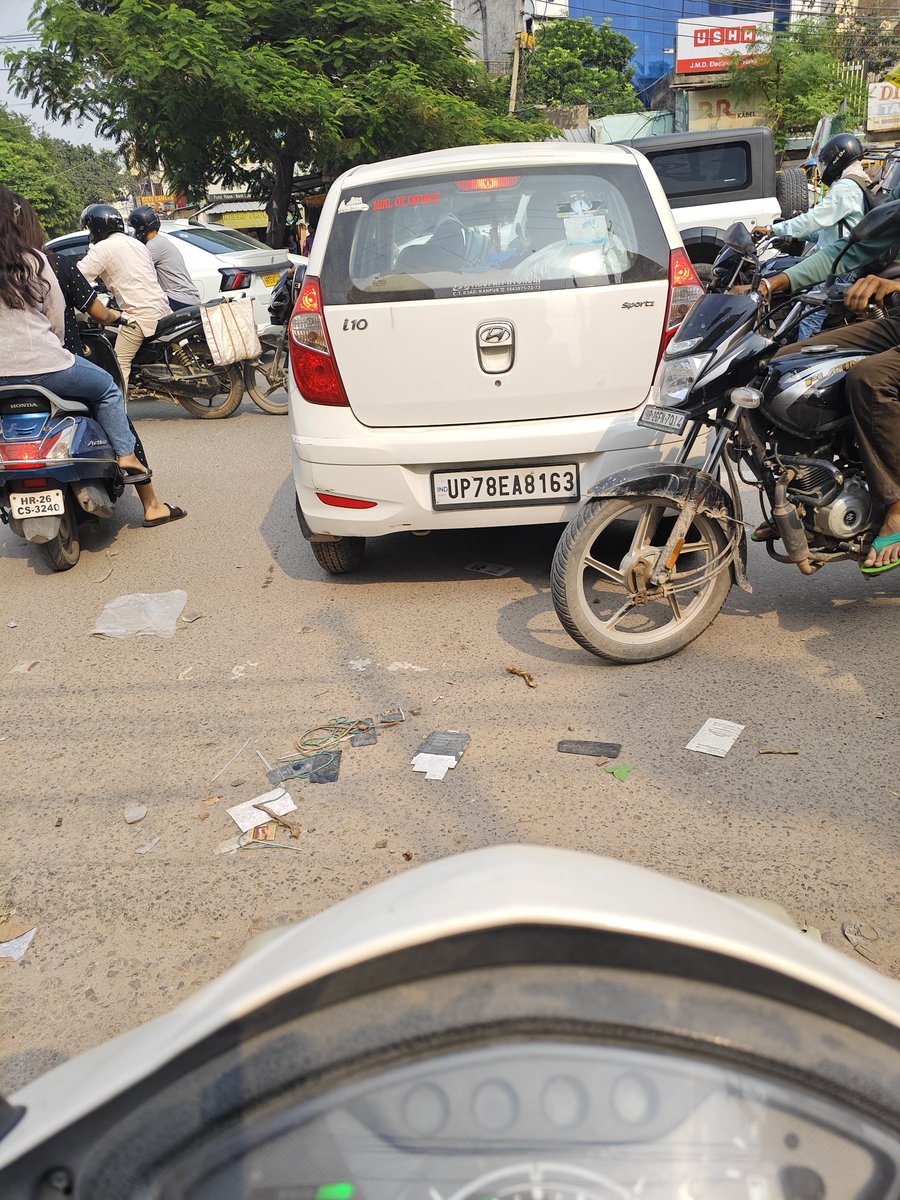 वाह, क्या सीन है , पढ़े लिखे या अनपढ़ 😀😀😀
जिसको समझ में आए तो बताना।