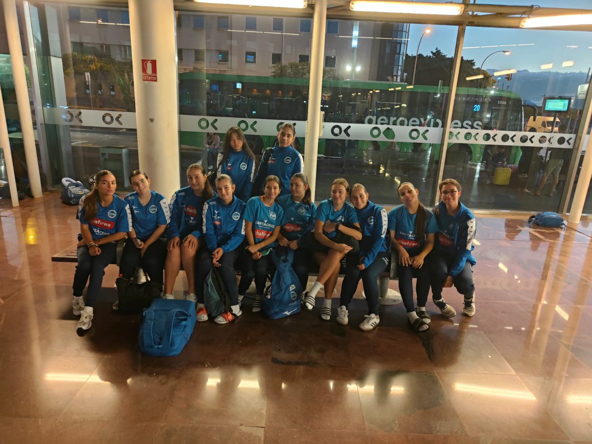 Cvcuestapiedra's tweet photo. Chafiras Santa Cruz cadetes pro rumbo a la isla de La Gomera para disputar encuentros contra los equipos locales. #visittenerifeES #DXTenerife #deportesctfe #AyuntamientoSC #Emmasa #chafiras #chafirasconeldeporte #AgendaDeportesSC. https://t.co/PZ3Vo6C2B0