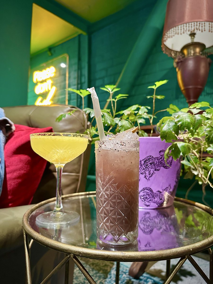 fantomdan's tweet image. Lunch &amp;amp; cocktails on The Wild Side 🦩🌺🍍