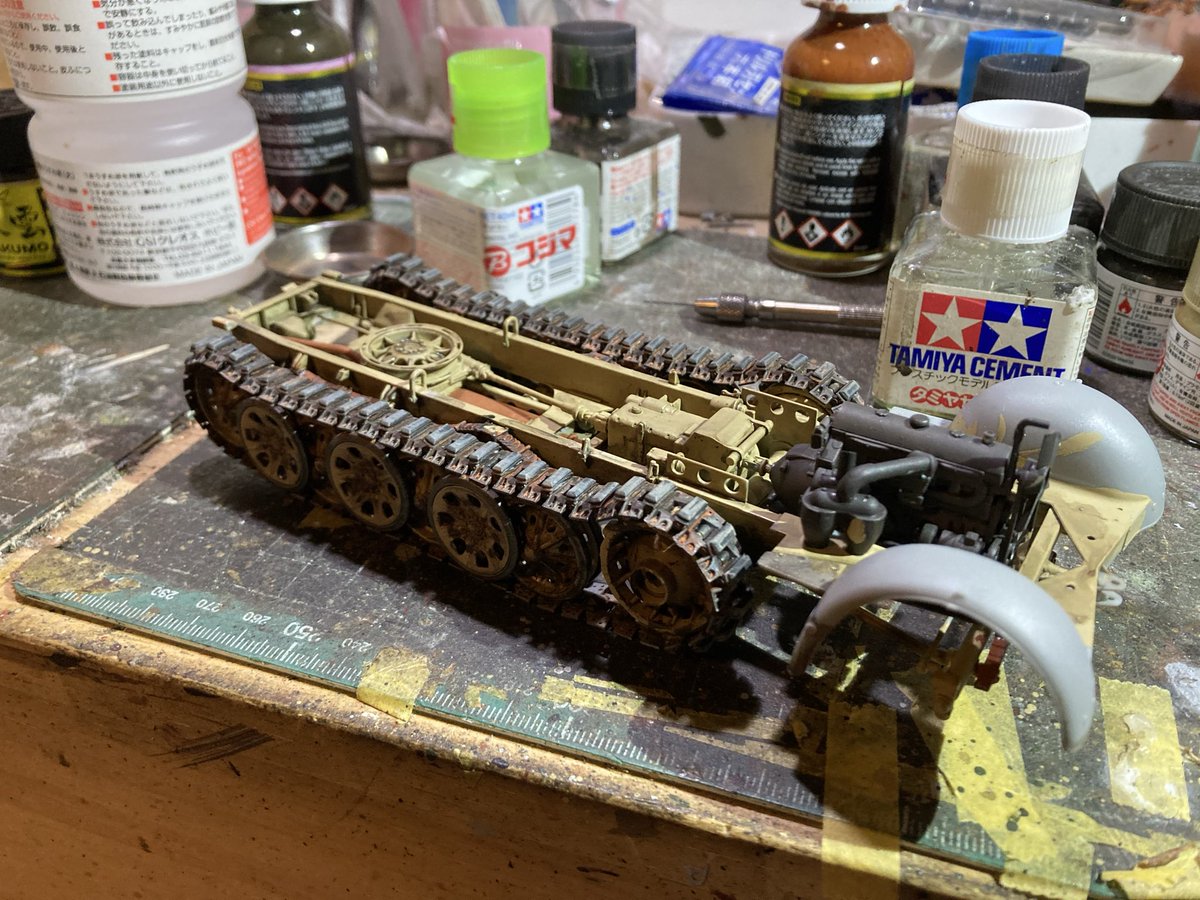 ドラゴン 1/35 SdKfz7/2制作

履帯の塗装。
このゴムパッドみたいのがついてるタイプ、相変わらずどう塗ったらいいのかわからない……ので、汚してゴマカす方向で(笑)