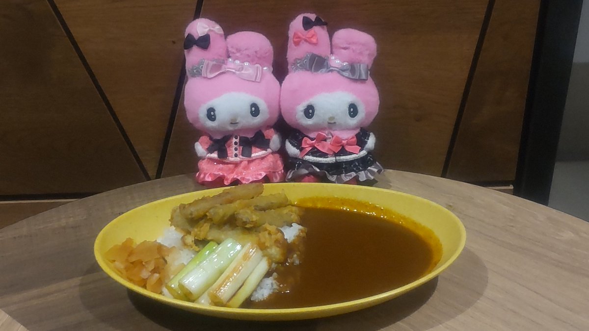 空港でディナー🍴
あごだしカレー🐟️🍛
焼きネギ、ごぼう天トッピング🧅
#福岡空港
#博多カレー研究所
#博多とんこつあごだしカレー