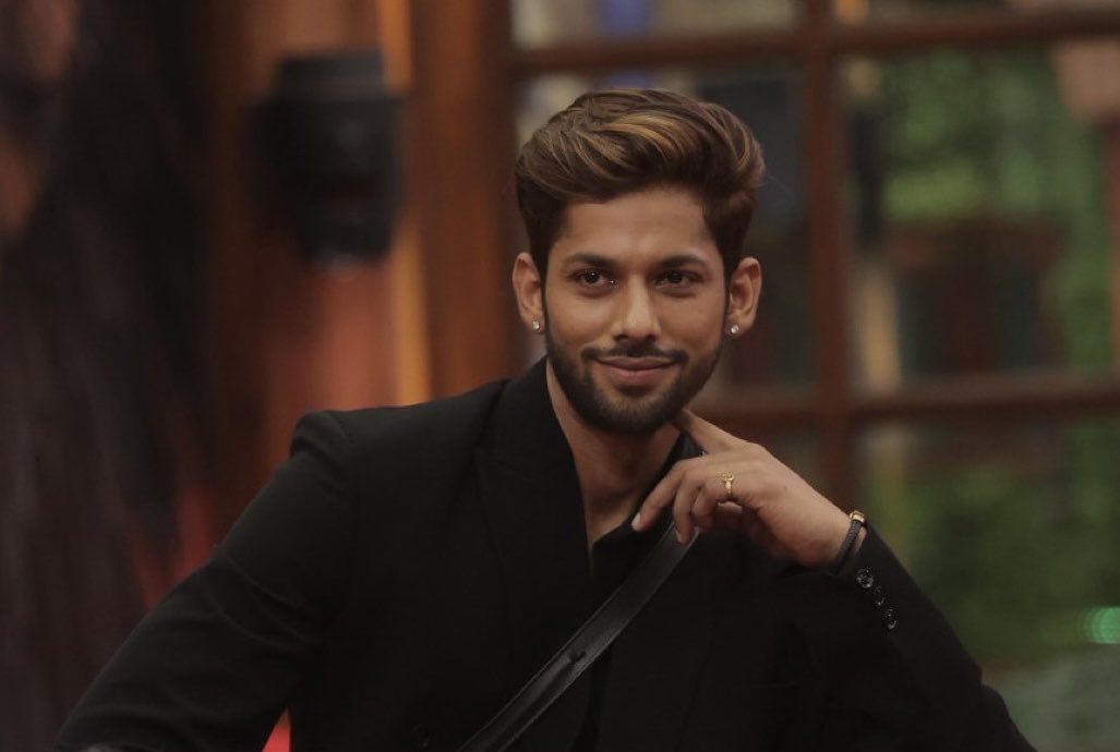 sajj__writes's tweet photo. Alfaaz me khubsurti se mohabbat barsaata hai
Wo shakhs,, har lafz me jaise ishk farmaata hai
#Sajida
#SajjShayeri
#BaseerAli @Baseer_Bob
WE WATCH BB FOR BASEER https://t.co/m7o1XYCa2n