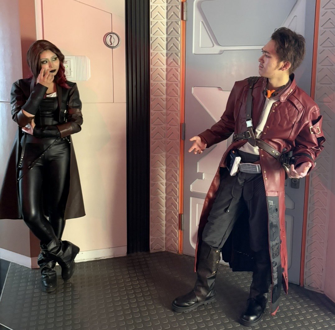 mari_shiame6's tweet photo. 【𝙂𝙪𝙖𝙧𝙙𝙞𝙖𝙣𝙨 𝙤𝙛 𝙩𝙝𝙚 𝙂𝙖𝙡𝙖𝙭𝙮】

「不誠実な男は嫌いだね
　　　　俺はピーター・クイル」

「あなたは誠実そうね」

🎧@CaptainGalax7 
🗡️@mari_shiame6 
 #Dハロ仮装2025 
 #Dハロ仮装者さんと繋がりたい 
 #MCU仮装
 #ガーディアンズ・オブ・ギャラクシー https://t.co/G0WyTt8LKl