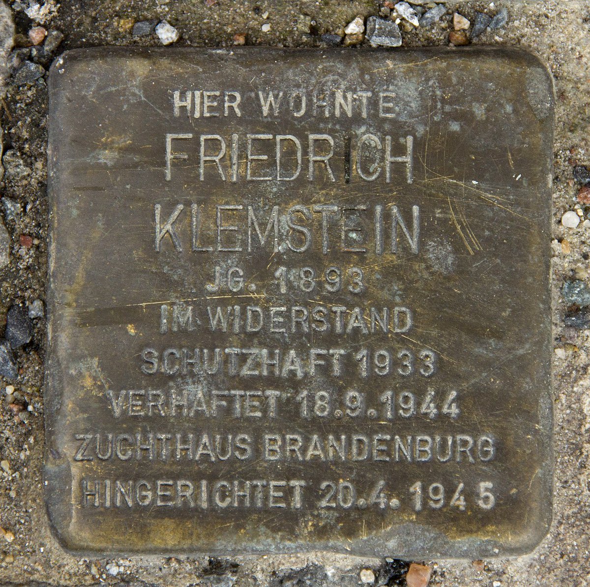 Friedrich Klemstein fand in den Jahren des zweiten Weltkriegs Anschluẞ an die antifaschistische Widerstandsgruppe Saefkow-Jacob-Bästlein.
Im September 1944 wurde Friedrich Klemstein verhaftet, zum Tode verurteilt und am 20. April 1945 in Brandenburg ermordet.