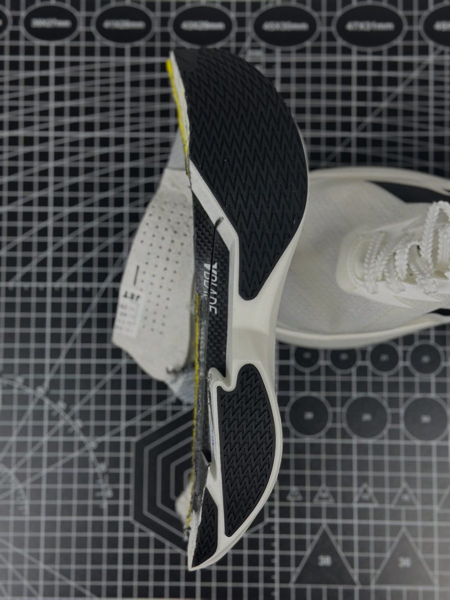 We made a cross-section on the JET to understand it inside out.

Huge thanks to K1 Runner &amp; Sports Addict for helping make this happen 

After cutting result:
Heel stack height: 40 mm
Forefoot stack height: 28.4mm