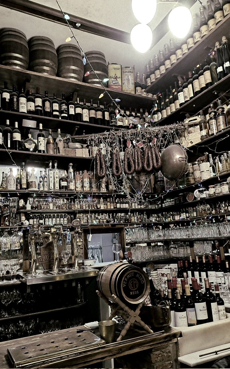 Por la ciudad que protege al Piadoso y vence al Enemigo. Vieja Escuela RCDE dejando el pabellón de <a href="/CurvaRCDE/">Curva RCDE</a> bien alto: la noche confundió. Ni son Todos los que están, ni están Todos los que son. #rcde #RCDE125 #curvarcde #defendrcde #irreductiblesrcde #nonmollaremai #Ultras