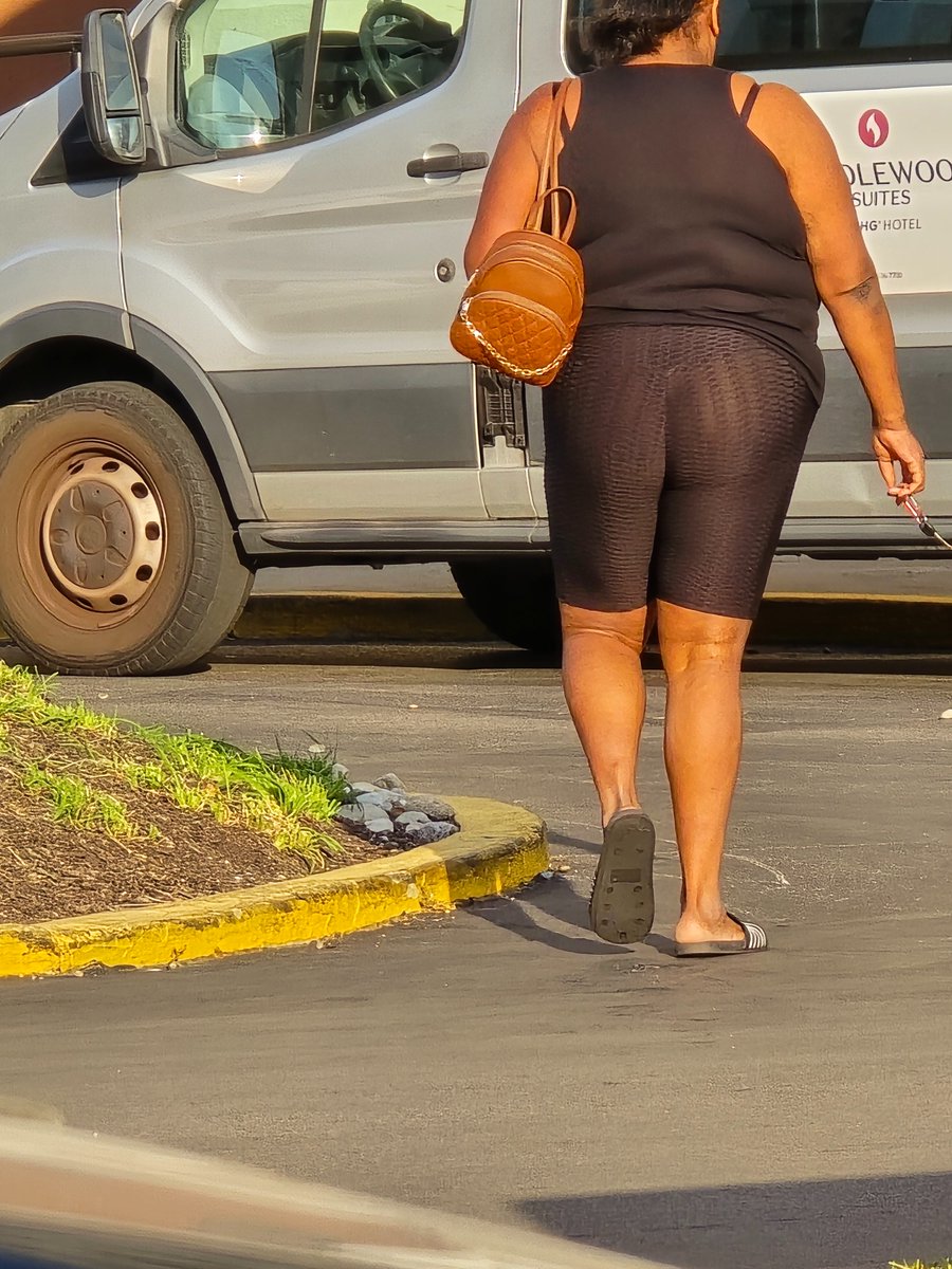Leaving Indy this morning and caught this #ebony #bbw with #vtl in the wild
#candid #Creeper #vpl