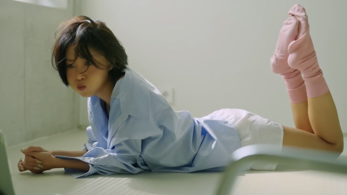 no context hwasa tweet media