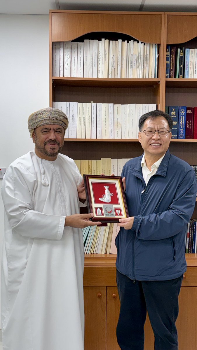 OmanchinaF's tweet photo. استقبل الدكتور خالد السعيدي، رئيس مجلس إدارة الجمعية و بحضور الفاضل / محسن البلوشي نائب رئيس الجمعية 
الوفد الصيني برئاسة ليو فوشينج ( نائب عمدة منطقة سونغجيانغ – شنغهاي )

وشهد اللقاء مناقشة العلاقات الثنائية و سبل التعاون المشترك بين البلدين . https://t.co/erq5SZtPRx